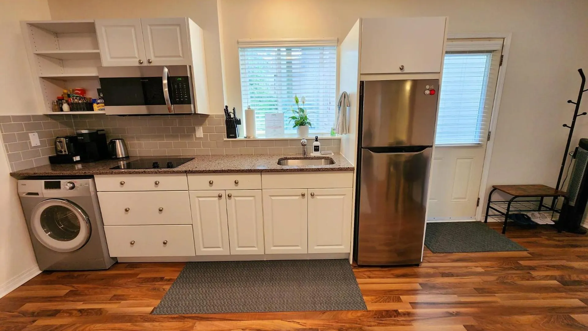 Adorable 1- Bedroom Suite In Langford Victoria Canada