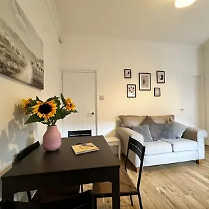 https://4-bed-cottage-style-home-near-centre.yorkshirehotels.net