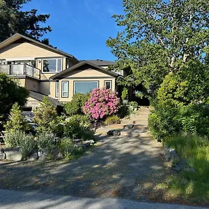 Quiet Neighborhood, Just A Short Drive To Downtown Apartment