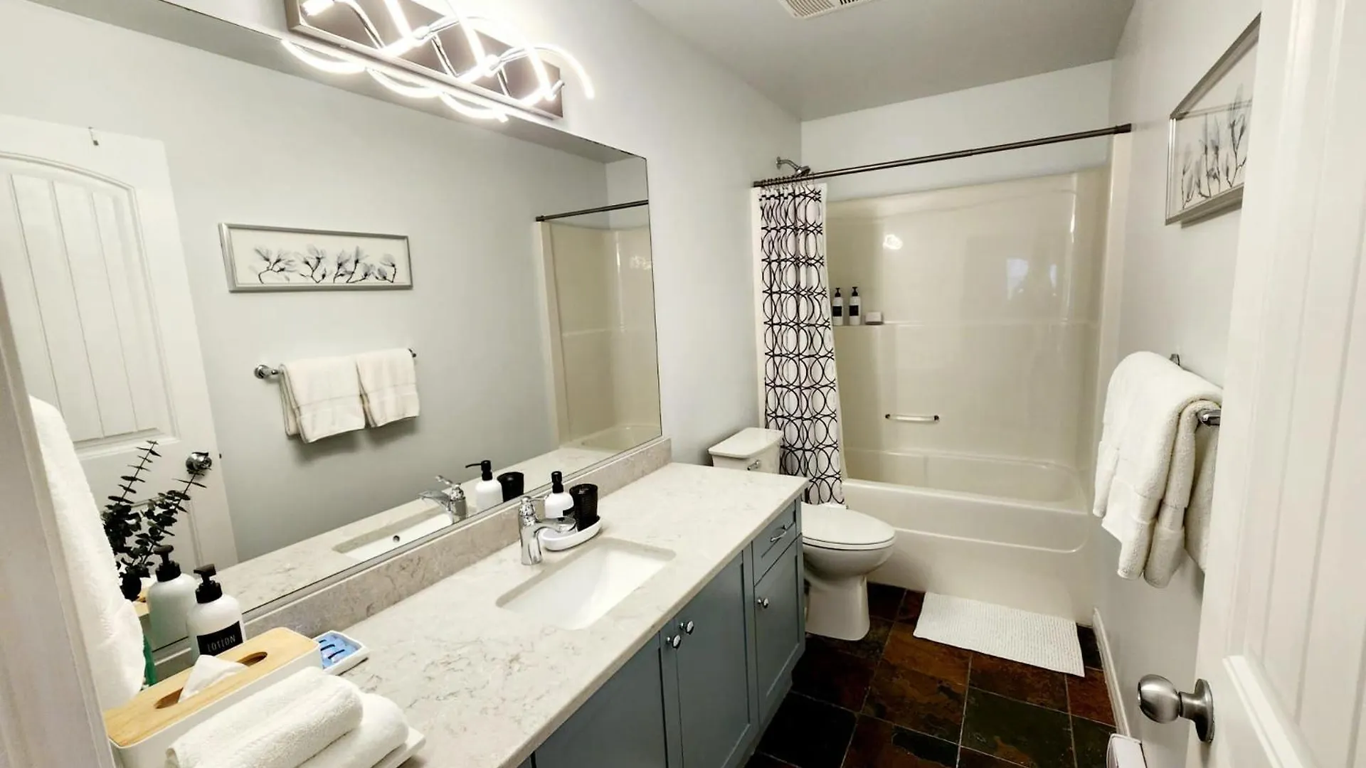 Adorable 1- Bedroom Suite In Langford Victoria