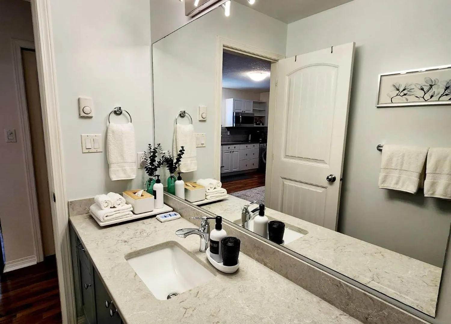 Adorable 1- Bedroom Suite In Langford Victoria Apartment