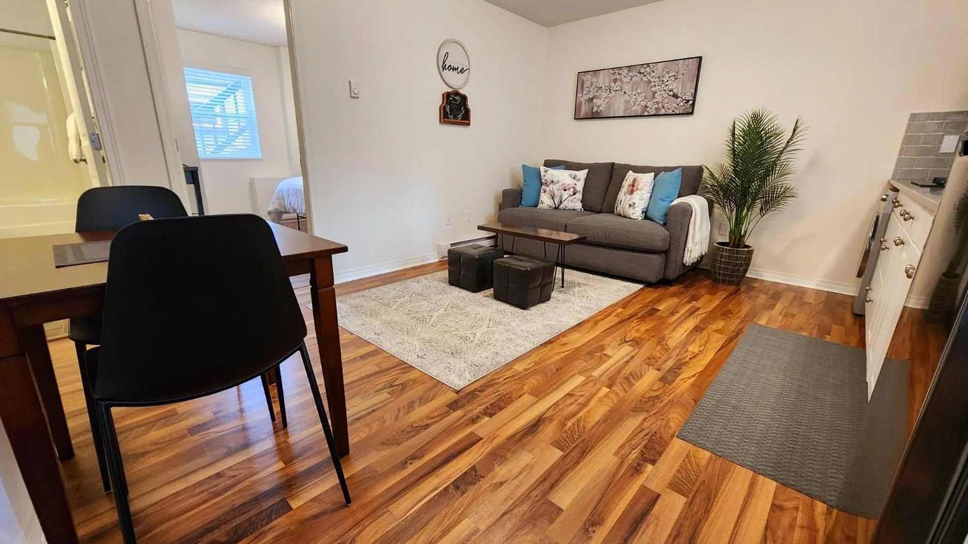 Adorable 1- Bedroom Suite In Langford Victoria Apartment
